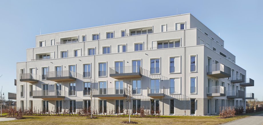 Blick auf einen Wohnkomplex am Wölper Ring, Weißes Gebäude, teilweise mit Balkonen versehen, Solitärbauweise