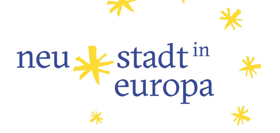 Logo Neustadt in Europa. gelbe Sterne im Kreis auf weißem Hintergrund. in blauer Schrift Neustadt in Europa
